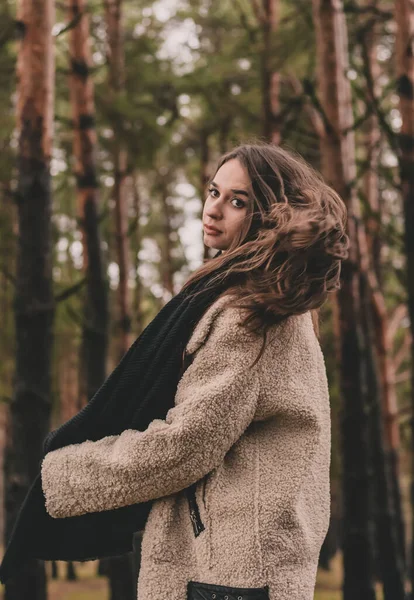 Una Mujer Apariencia Modelo Con Pelo Largo Oscuro Que Vuela —  Fotos de Stock