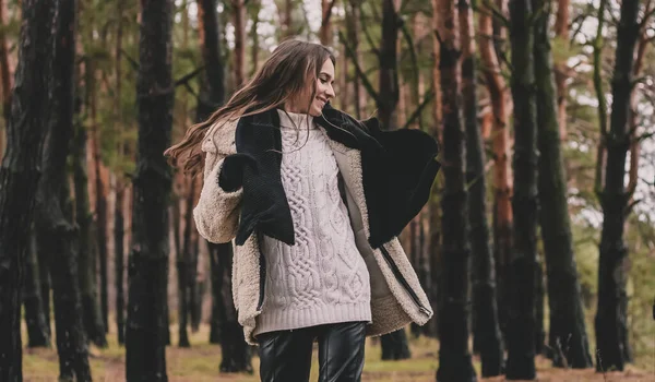 Una Mujer Apariencia Modelo Con Pelo Largo Oscuro Que Vuela —  Fotos de Stock