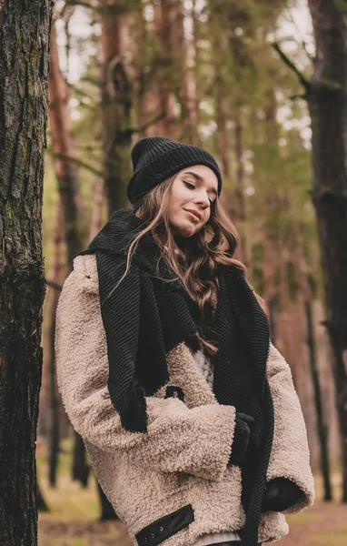 Una Esbelta Mujer Apariencia Modelo Con Pelo Largo Oscuro Viste —  Fotos de Stock