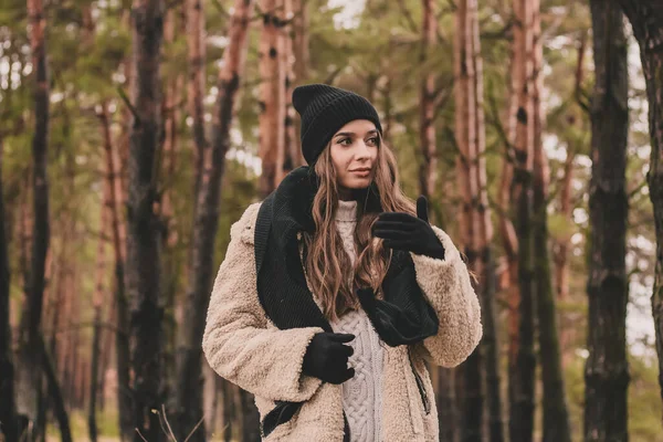 Una Esbelta Mujer Apariencia Modelo Con Pelo Largo Oscuro Viste —  Fotos de Stock