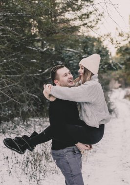 Çiftler kışın ormanda oynaşırlar.