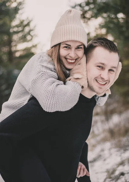 Kvinna Modell Utseende Sitter Mans Rygg Och Kramar Hans Hals — Stockfoto