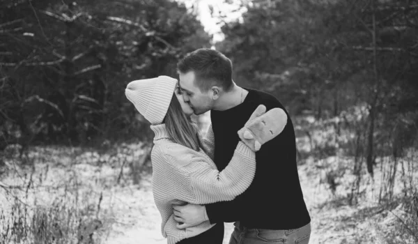 Casal Beijando Fundo Uma Floresta Nevada Foto Preto Branco — Fotografia de Stock