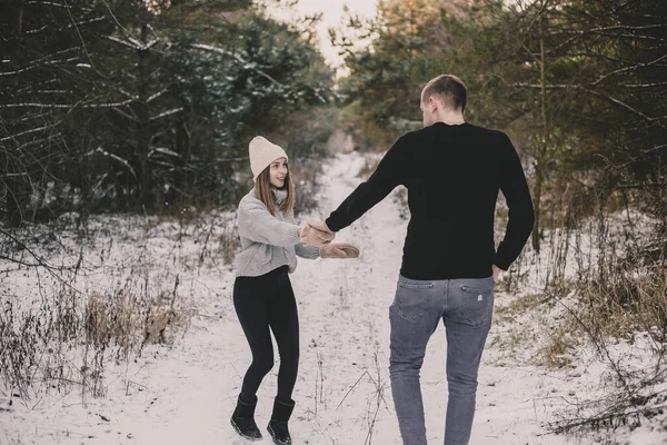 Uma Mulher Leva Homem Pela Mão Longo Caminho Floresta Nevada — Fotografia de Stock