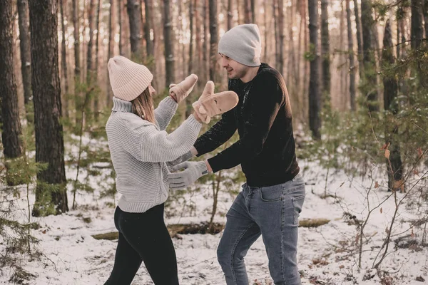 Man Och Kvinna Springer Mot Varandra Mot Bakgrund Vinter Tallskog — Stockfoto