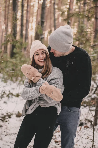 Een Man Knuffelt Een Vrouw Glimlacht Achtergrond Van Een Dennenbos — Stockfoto