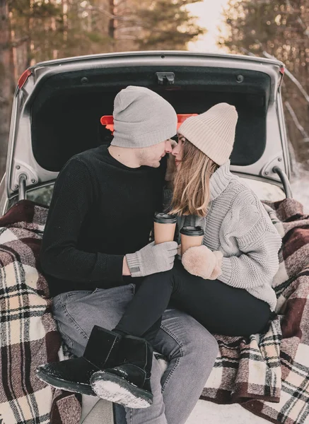 Couple Sitting Blanket Trunk Car Kissing Background Pine Forest — Stock Photo, Image