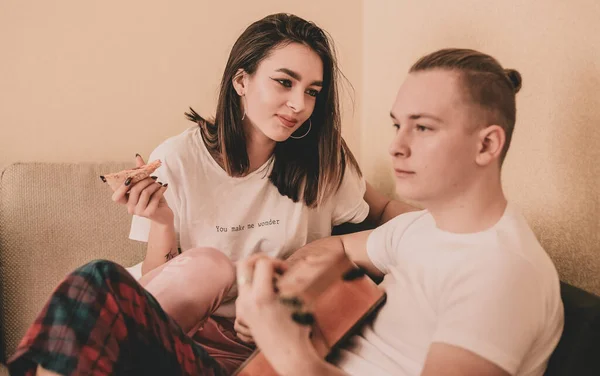 Couple Pajamas Home Woman Holding Pizza Her Hands Listening Man — Stock Photo, Image