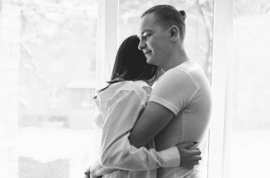 Erkek kadına sarılıyor. Siyah beyaz fotoğraf.