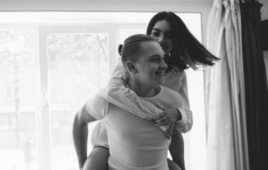 Hafta sonları evde oynaşan çiftler.