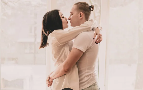 Man Hugs Woman — Stock Photo, Image