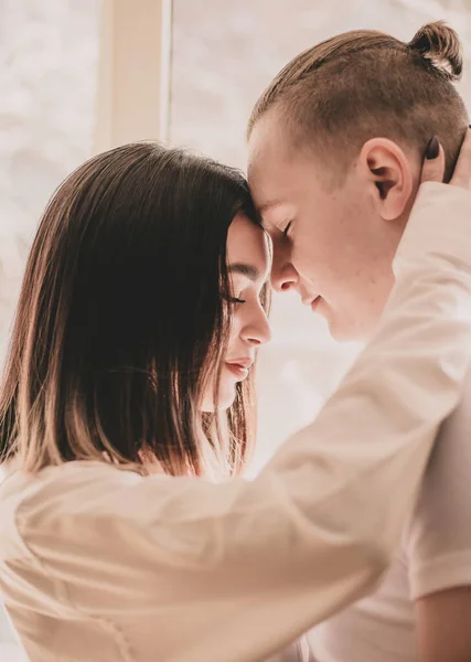 Una Mujer Abraza Hombre Con Las Manos Detrás Cara — Foto de Stock