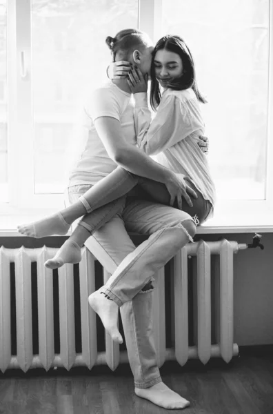 一对夫妇穿着家居服坐在窗台上 照片是黑白照片 — 图库照片