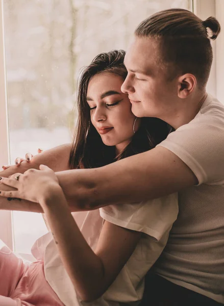 Casal Casa Vestido Com Roupas Casa Sentado Peitoril Janela — Fotografia de Stock