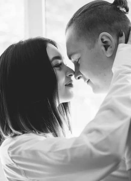 Mujer Abraza Hombre Con Sus Manos Detrás Cara Foto Blanco — Foto de Stock