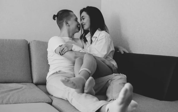 家庭用の服を着たカップルがソファに横になり 白黒写真を抱き合って — ストック写真
