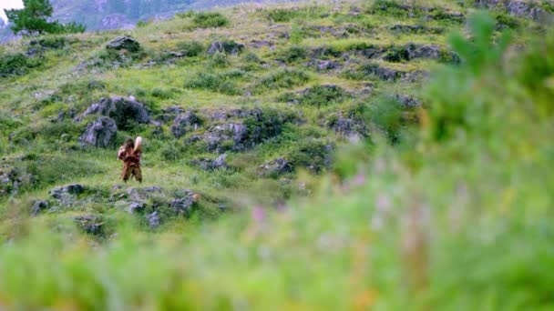 Altai Şaman Rolündeki Bir Adam Uzun Saçları Yüzünden Dökülen Bir — Stok video