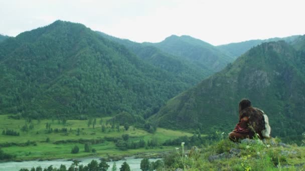 Hombre Con Pelo Largo Ropa Nacional Altai Con Pieles Animales — Vídeos de Stock