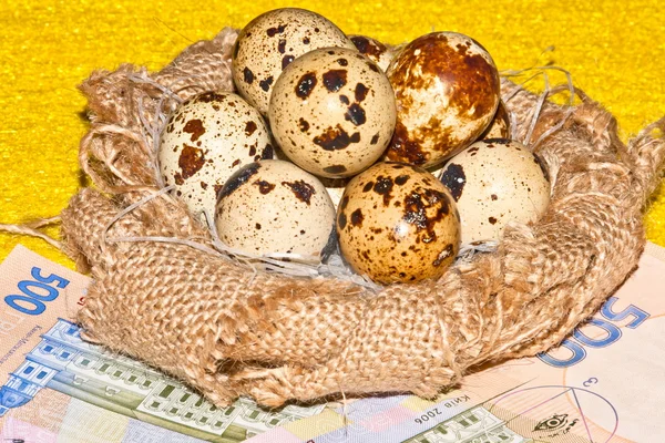 Bıldırcın yumurtası banknotların arka plan üzerinde