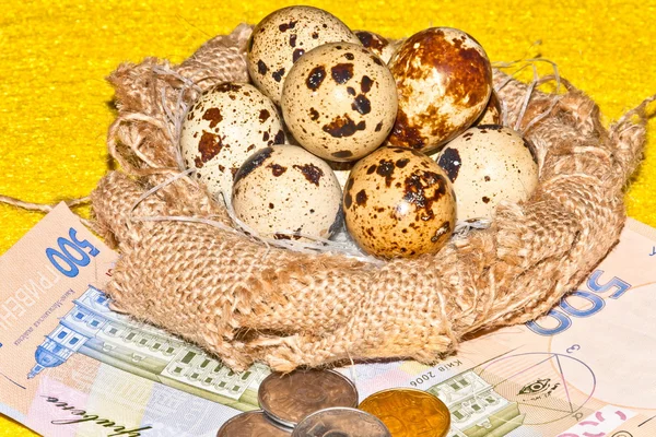 Bıldırcın yumurtası banknotların arka plan üzerinde