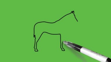 Soyut yeşil arkaplanda siyah ve mavi renkli bir at çizmek