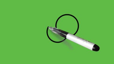 Üstü siyah, gri, açık gri ve maviyle çizilmiş. Soyut yeşil arkaplanda renk kombinasyonu.