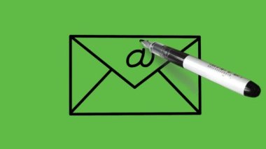 Soyut yeşil ekran arka planında siyah, açık kahverengi ve açık gri renk kombinasyonu ile yeni posta sembolü çiziliyor