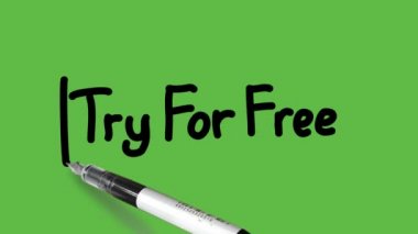 Mavi renkli siyah kalemle Bedava etiketi ve soyut yeşil arkaplanda siyah ana hatları çiziyor