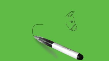 Eskiz atı kahverengi, gri ve pembe renkli soyut yeşil arka planda siyah çizgili.