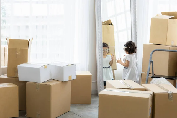 Cute Daughter House Family Just Moving New House Many Parcel — Stock Photo, Image