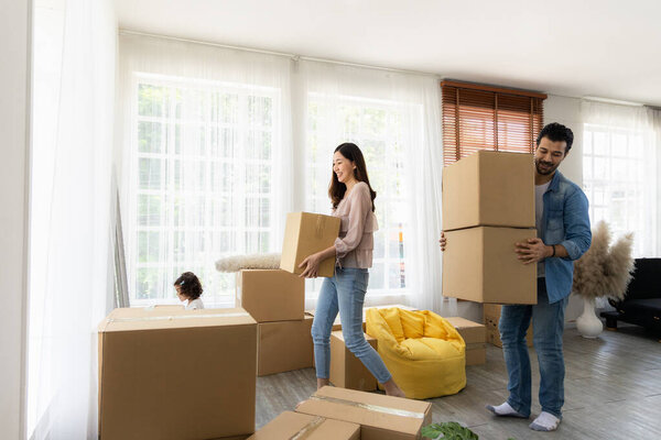 Семья только что купила новую мебель и помогла организовать дом. Мои отец и дочь только что переехали в новый дом. Они распаковывают посылку и расставляют ее на полу в гостиной..