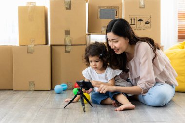 Aile evdeki oturma odasında dinleniyor. Anne ve kızı akıllı telefonlardan film izliyor, oyun oynuyor ve evde video konferansı yapıyorlar. Dijital Yaşam Tarzı Konsepti.