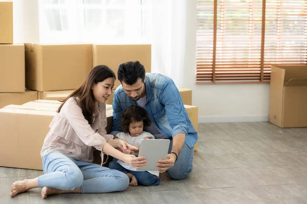 Family Relaxing Home Father Mother Daughter Using Tablet Watching Movies — Stock Photo, Image