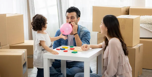 Parents Daughters Play Pink Balloon Sitting Floor Living Room Home — Stock Photo, Image