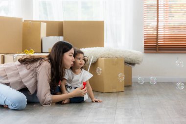 Aile fertleri oturma odasında sabun köpüğü üflesin. Evde herkes eğleniyor..
