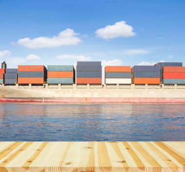 Kargo gemi konteyner