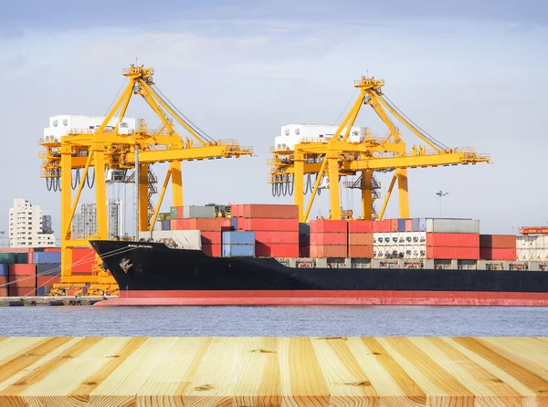 Frachtschiff im Hafen — Stockfoto