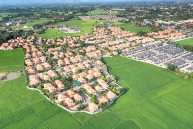 Arazi havadan görünüyor. Manzara, gayrimenkul, yeşil tarla, mahsul, tarım fabrikası dahil. Chiang Mai 'de konut paylaşımı, geliştirme, mülkiyet, satış, kira, satın alma veya yatırım.