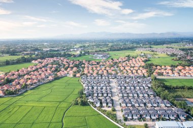 Arazi havadan görünüyor. Manzara, gayrimenkul, yeşil tarla, mahsul, tarım fabrikası dahil. Chiang Mai 'de konut paylaşımı, geliştirme, mülkiyet, satış, kira, satın alma veya yatırım.