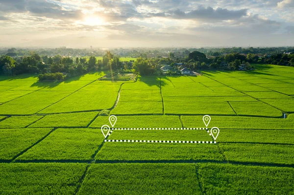 Arazi havadan görünüyor. Harita için boş bölgenin kayıt sembolünü tanımla. Bu mülk, ev, ev ya da yerleşim yeri olarak kullanılabilir. geliştirme, satış, satın alma, satın alma veya yatırım