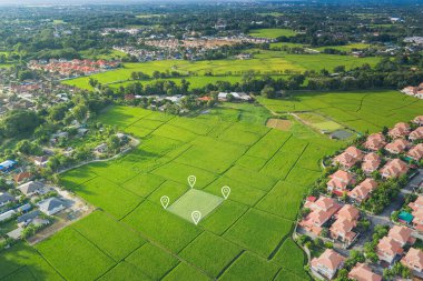 Arazi havadan görünüyor. Harita için boş bölgenin kimlik tescil sembolü. Ev, ev ya da mesken olarak kullanılabilir. inşaat, geliştirme, satış, kira, satın alma, satın alma veya yatırım.