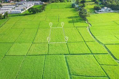 Arazi havadan görünüyor. Harita için boş bölgenin kayıt sembolünü tanımla. Bu mülk, ev, ev ya da yerleşim yeri olarak kullanılabilir. inşaat, geliştirme, satış, kira, satın alma, satın alma veya yatırım.