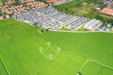 Arazi havadan görünüyor. Harita için boş bölgenin kayıt sembolünü tanımla. Bu mülk, ev, ev ya da yerleşim yeri olarak kullanılabilir. inşaat, geliştirme, satış, kira, satın alma, satın alma veya yatırım.