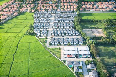 Hava manzaralı yeşil alan karası ya da manzarası. Tarım çiftliği, ev inşaatı, köy dahil. O gayrimenkul veya mülk. Konut paylaşımı, geliştirme, satış veya yatırım için arsa.