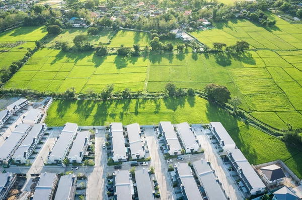 空中景观中的绿地或绿地景观 包括农业农场 房屋建造 房地产或财产 用于住房细分 销售或投资的地块 — 图库照片