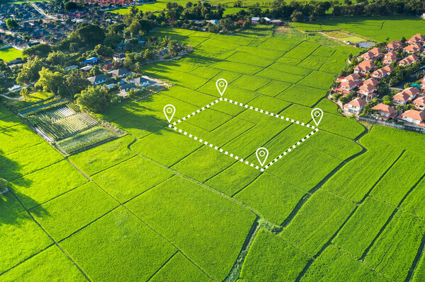 Земельный участок в воздушном виде. Определить регистрационный символ пустующей области для карты. Это недвижимость, недвижимость для бизнеса, дом или жилой дом. строительство, развитие, продажа, аренда и покупка.