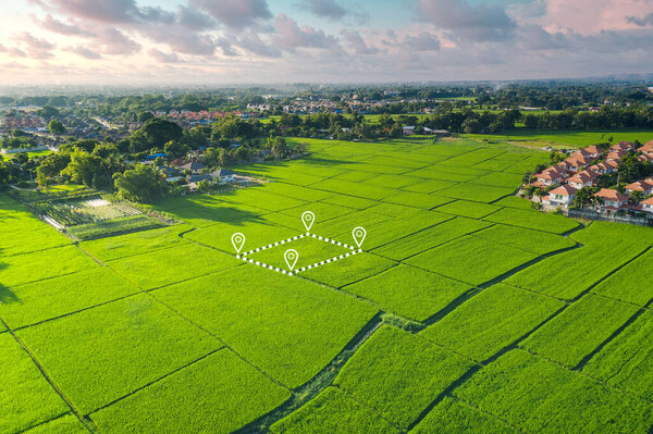 Земельный участок в воздушном виде. Определить регистрационный символ пустующей области для карты. Это недвижимость, недвижимость для бизнеса, дом или жилой дом. строительство, развитие, продажа, аренда и покупка.
