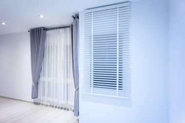 Geceleri boş oda ya da yatak odası. Evin içi ahşap kaplama zemin, beyaz gri duvar, pencere, perde, kör ve ışıktan oluşuyor. Arkaplan için yeni temiz görünüm modern.