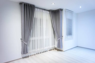 Geceleri boş oda ya da yatak odası. Evin içi ahşap kaplama zemin, beyaz gri duvar, pencere, perde, kör ve ışıktan oluşuyor. Arkaplan için yeni temiz görünüm modern.