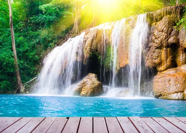 Cachoeira com ponte de madeira — Fotografia de Stock